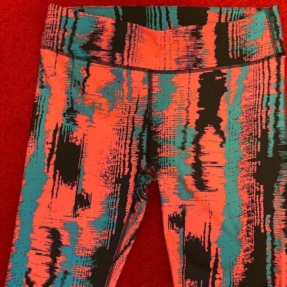 Fabletics NWOT Capri Leggings Size M - Picture 8 of 8